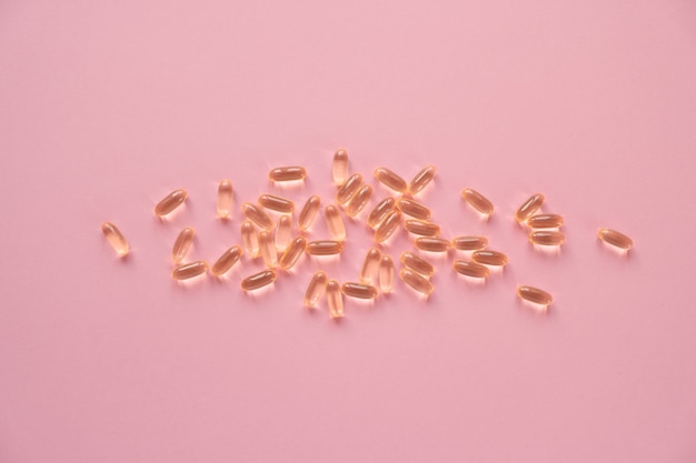 Pila di capsule Omega 3 in rosa