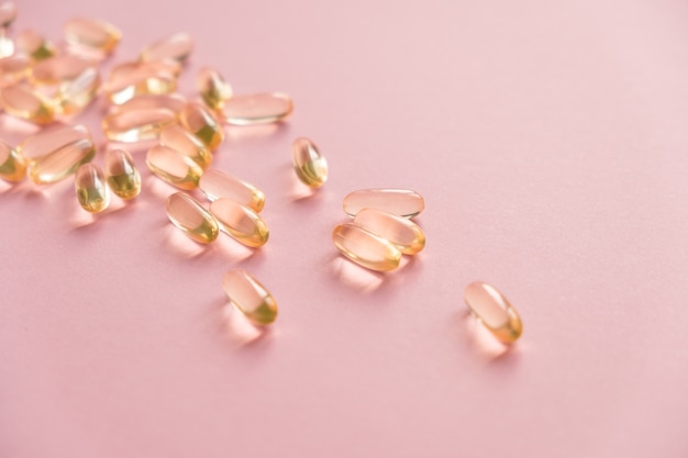 Pila di capsule Omega 3 in rosa