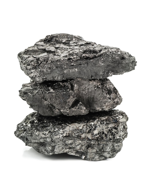 Pila di carbone nero su sfondo bianco