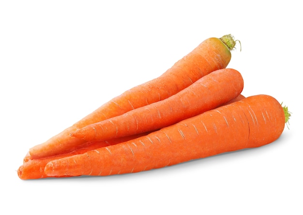 Pila di carote crude isolato su uno spazio bianco