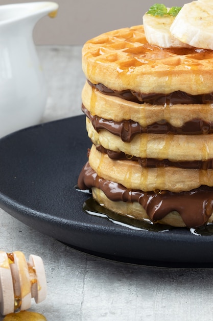 Pila di cialde ripiene di nocciola da vicino.