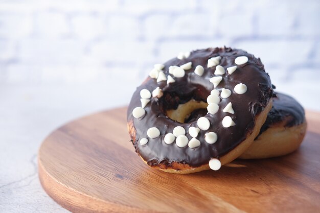 Pila di ciambelle al cioccolato sul piatto con copia spazio