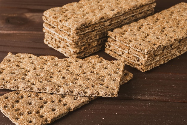 Pila di cracker croccanti di segale di grano e mais Sfondo di cibo sano Vista ad alto angolo