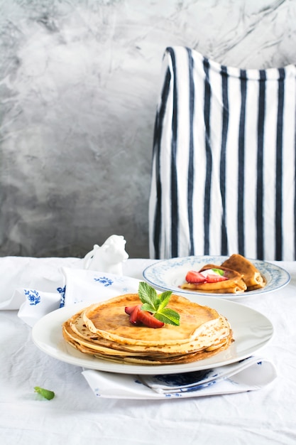 Pila di crepes calde sul tavolo della cucina