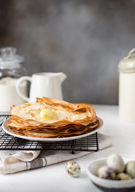 Pila di crepes sottili calde con burro. Frittelle sottili russe o francesi