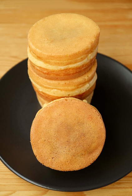 Pila di deliziosi dolci tradizionali giapponesi in padella chiamati Imagawayaki o Obanyaki