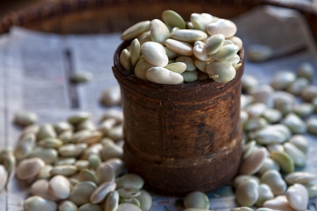 Pila di fagioli di Lima su una bancarella del mercato