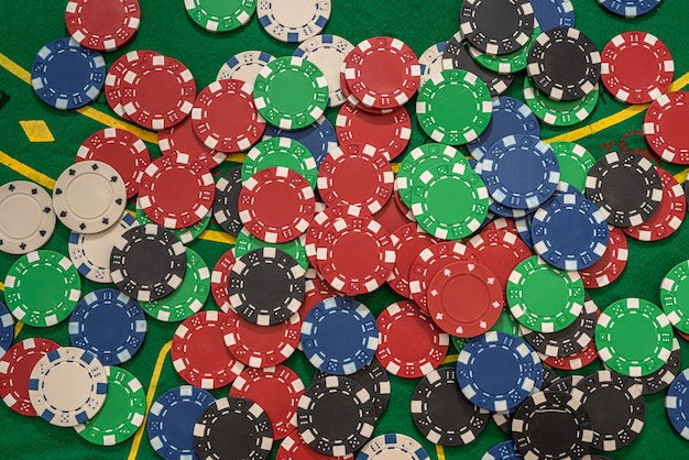 Pila di fiches da poker su un tavolo del casinò. gioco d'azzardo