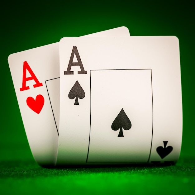 Pila di fiches e due assi sul tavolo sul panno verde - concetto di gioco di poker