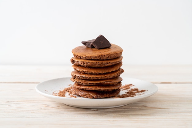 pila di frittelle al cioccolato con cioccolato in polvere