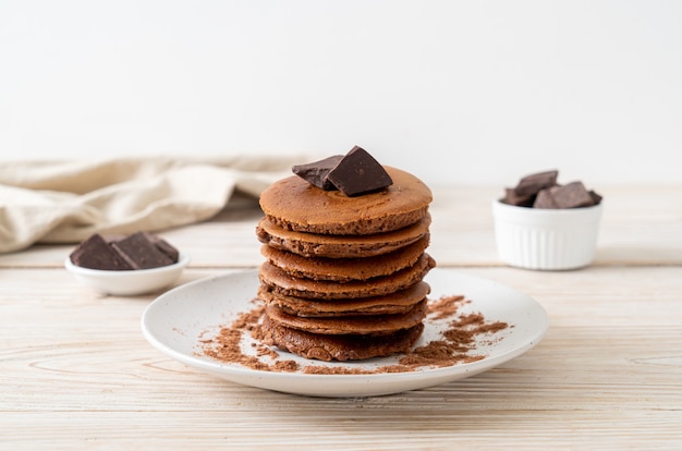 pila di frittelle al cioccolato con cioccolato in polvere