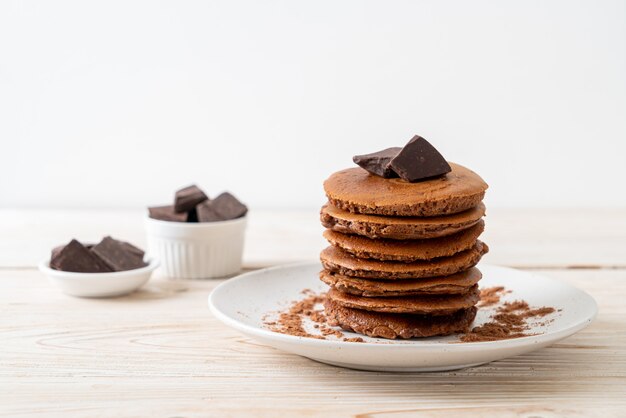 pila di frittelle al cioccolato con cioccolato in polvere