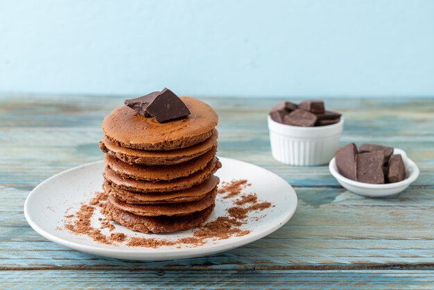 pila di frittelle al cioccolato con cioccolato in polvere