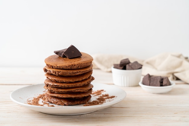 pila di frittelle al cioccolato con cioccolato in polvere