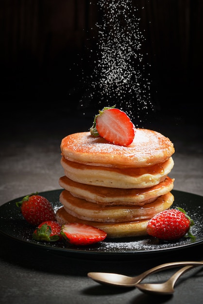 Pila di frittelle con fragole