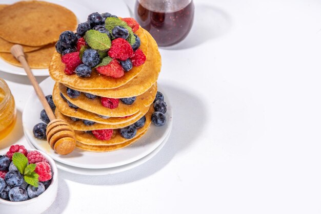 Pila di frittelle con frutti di bosco