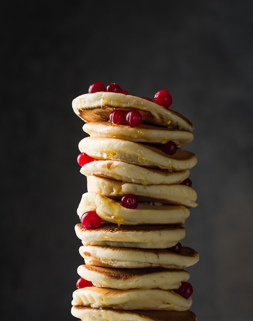 Pila di frittelle con frutti di bosco