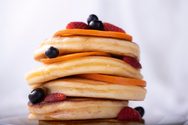 Pila di frittelle con frutti di bosco