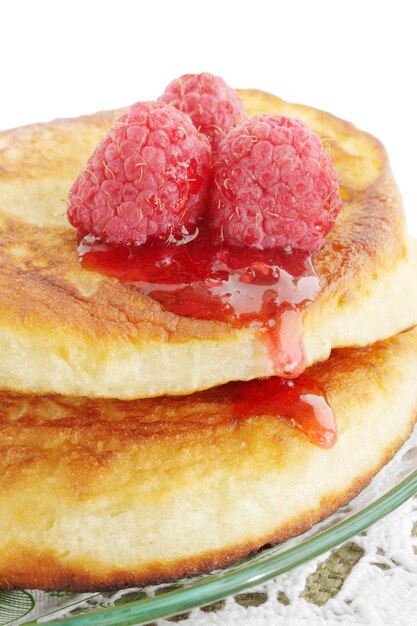 Pila di frittelle con la marmellata di lamponi