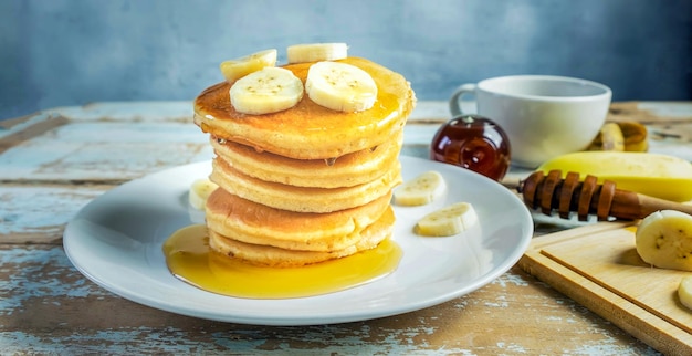 Pila di frittelle di banana con fette di banane fresche una pila di frittelle dolci fatti in casa