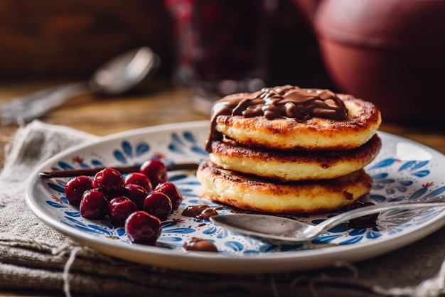 Pila di frittelle di quark con pasta di nocciole