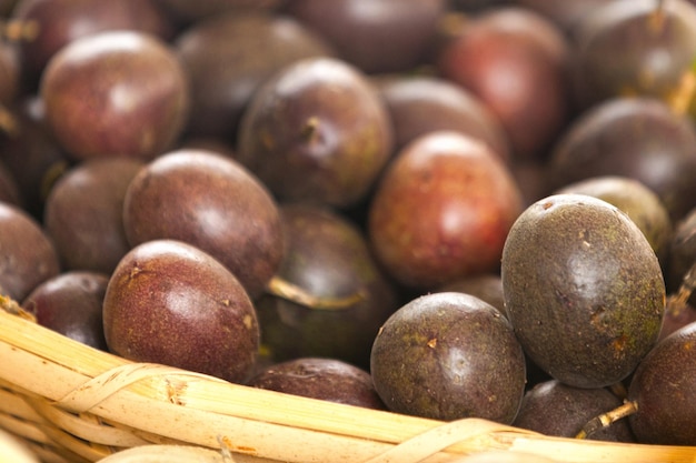 Pila di frutti della passione su una bancarella del mercato