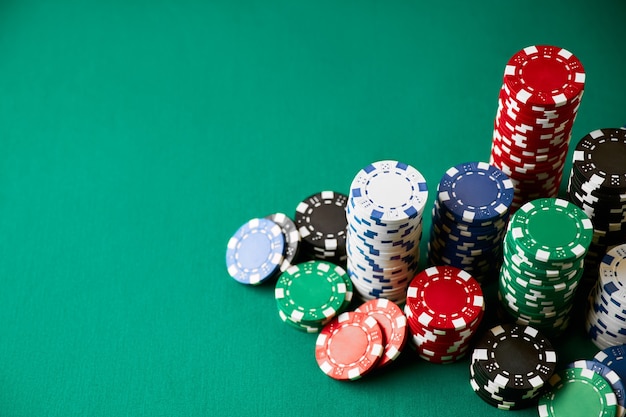 Pila di gettoni da gioco del casinò sul tavolo verde