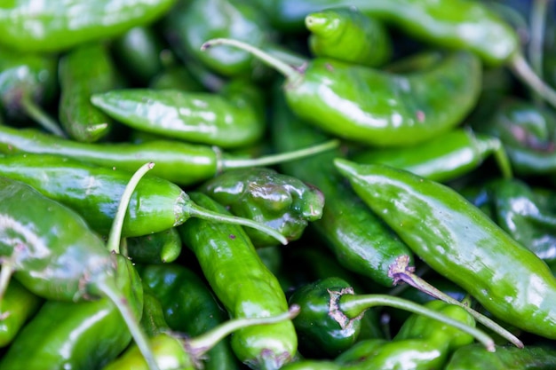 Pila di gros piments su una bancarella del mercato