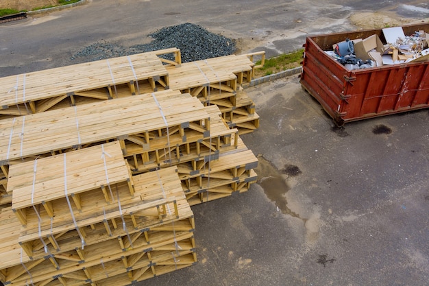 Pila di gruppi in nuovi materiali da costruzione per edifici su materiale di legname per la costruzione su ristrutturazione di case di container in metallo