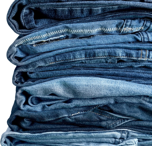 Pila di jeans isolati su sfondo bianco