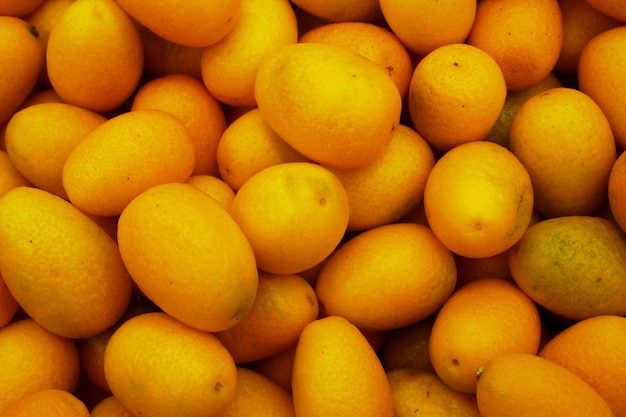 Pila di kumquat su una bancarella del mercato