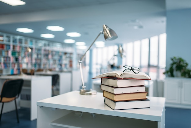 Pila di libri e bicchieri sul tavolo in libreria