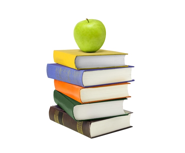 Pila di libri e mela verde in cima isolati su sfondo bianco