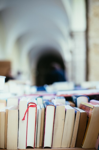 Pila di libri in uno spazio di testo del mercato delle pulci del libro di beneficenza