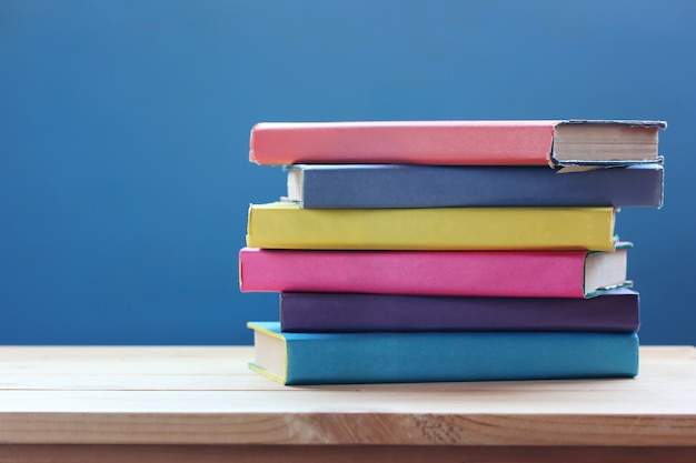 Pila di libri nella copertina colorata sul tavolo.