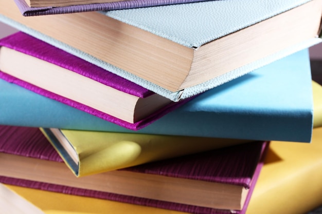 Pila di libro colorato con copertina rigida e libri in brossura primo piano