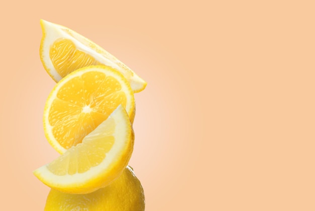 Pila di limoni freschi tagliati e interi su sfondo corallo pallido spazio per il testo