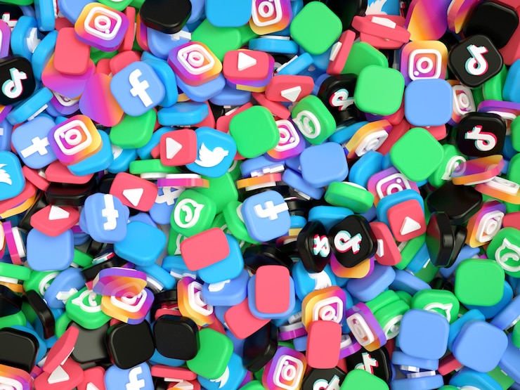 Pila di loghi dei social media
