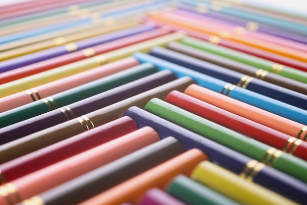 Pila di matite colorate disposte in ordine creativo con un design dorato su di esso