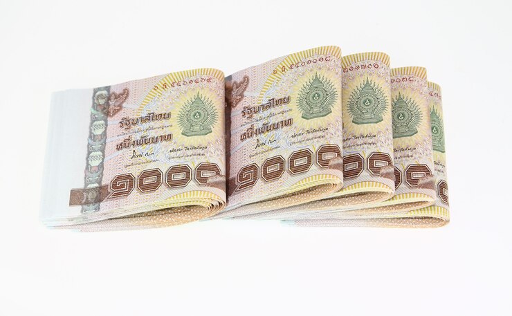 Pila di migliaia di baht thailandesi sfondo banconote