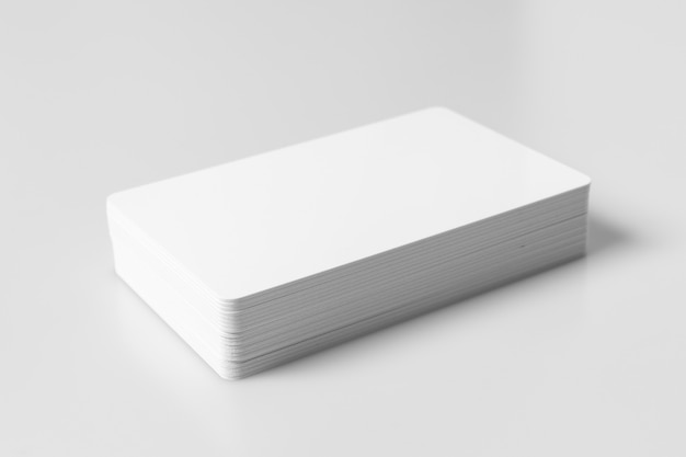 Pila di modello in bianco bianco delle carte di credito su fondo bianco.