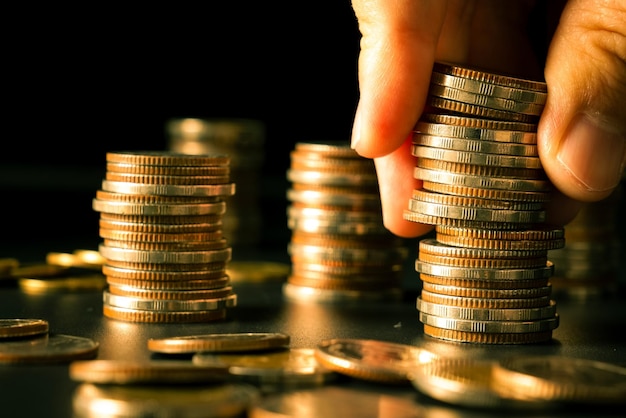 Pila di monete d'oro impilate nel conto bancario di deposito di tesoreria finanziaria per il risparmio