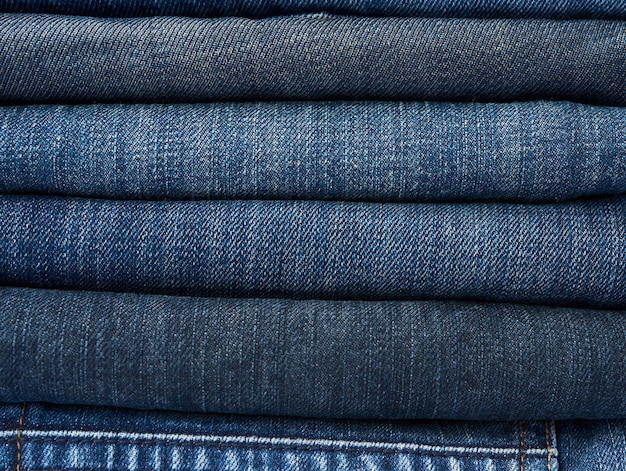 Pila di paia di jeans assortiti