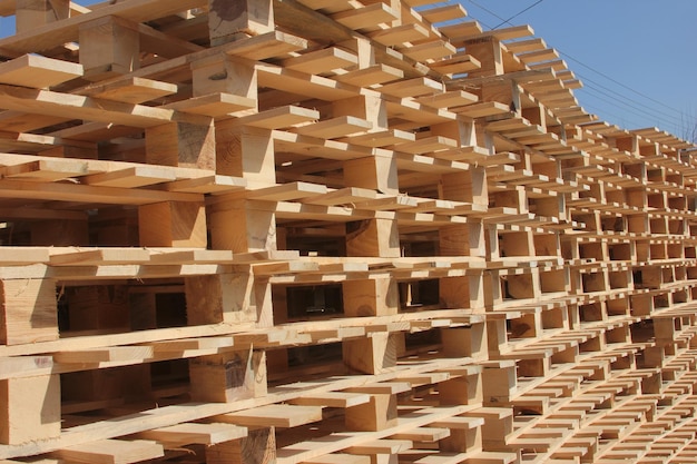 Pila di pallet di legno