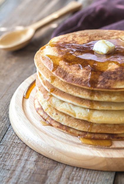 Pila di pancake con burro e sciroppo d'acero