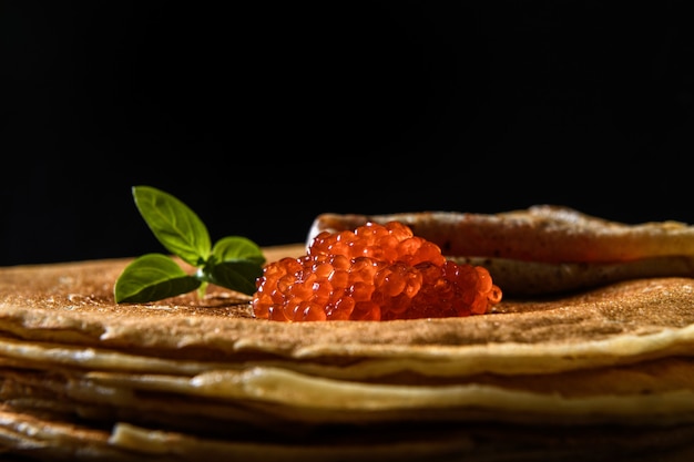 Pila di pancake con caviale rosso