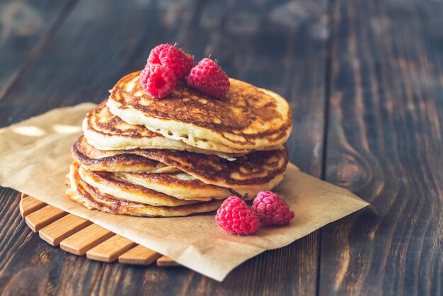 Pila di pancake con lamponi freschi