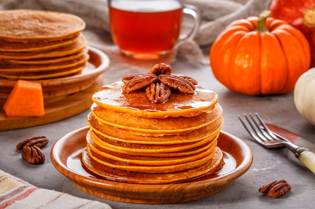 Pila di pancake di zucca fatti in casa