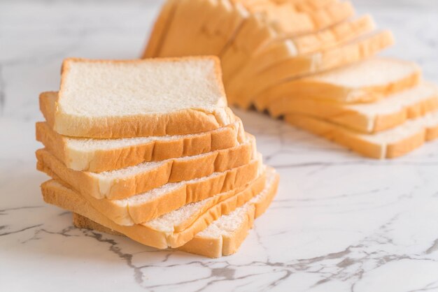 pila di pane a fette