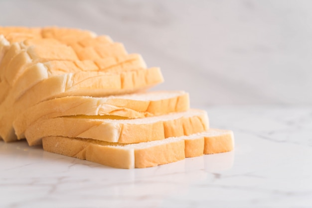 pila di pane a fette